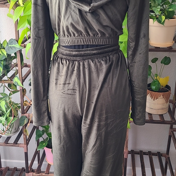 Track suit - Picture 4 of 4